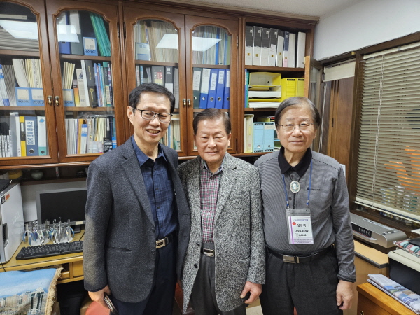 (왼쪽부터)김낙현 회장, 이선국 한국지회장, 강규석 디렉터
